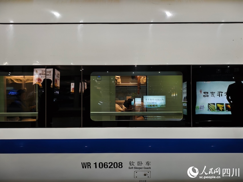 7月31日晚开行的D966次列车夜间动卧列车即将发车。人民网记者 郭莹摄